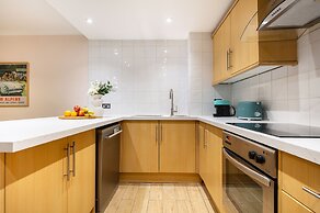 Spacious 2BR House by Madame Tussauds