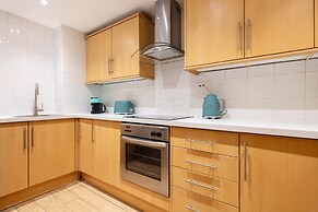 Spacious 2BR House by Madame Tussauds