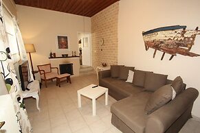 Kipseli s Stone House by Frangki