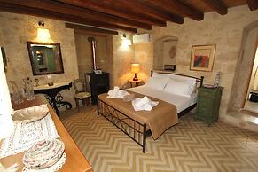 Kipseli s Stone House by Frangki