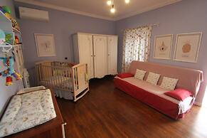 Kipseli s Stone House by Frangki