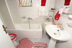 Kipseli s Stone House by Frangki