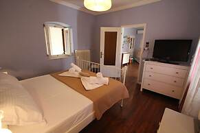 Kipseli s Stone House by Frangki