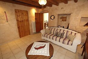 Kipseli s Stone House by Frangki