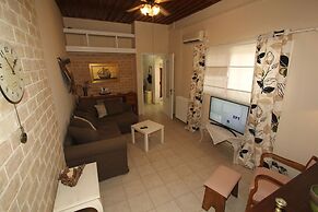 Kipseli s Stone House by Frangki