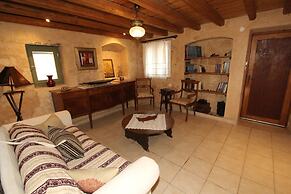 Kipseli s Stone House by Frangki