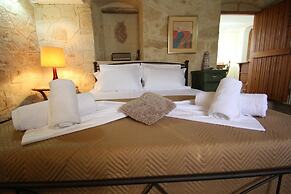 Kipseli s Stone House by Frangki