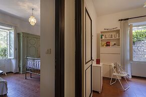 Vintage Apartment With Garden by Wonderful Italy