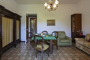 Vintage Apartment With Garden by Wonderful Italy