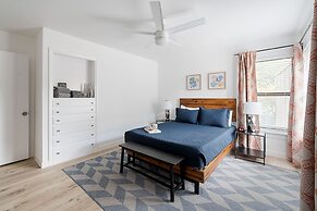 The Oak King Bed Huge Backyard