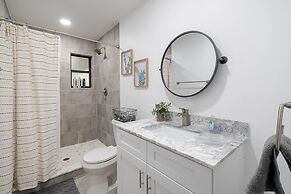 The Oak King Bed Huge Backyard