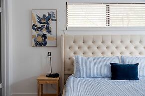 The Oak King Bed Huge Backyard