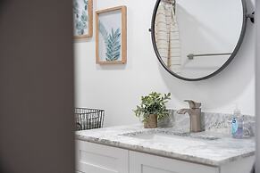 The Oak King Bed Huge Backyard