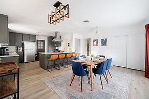 The Oak King Bed Huge Backyard