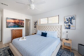 The Oak King Bed Huge Backyard