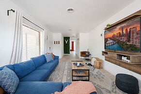 The Oak King Bed Huge Backyard