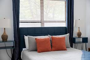 The Oak King Bed Huge Backyard