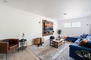 The Oak King Bed Huge Backyard