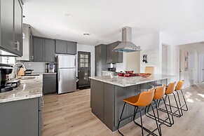 The Oak King Bed Huge Backyard