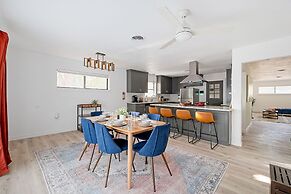 The Oak King Bed Huge Backyard