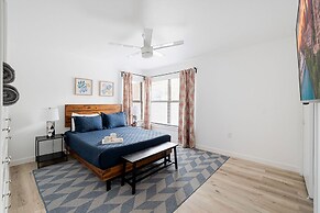 The Oak King Bed Huge Backyard