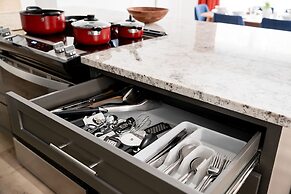 The Oak King Bed Huge Backyard