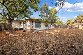 The Oak King Bed Huge Backyard