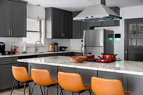 The Oak King Bed Huge Backyard