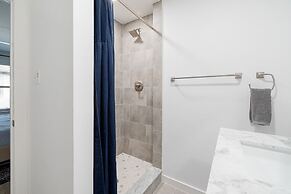 The Oak King Bed Huge Backyard