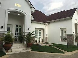 Castle De White House Hotel