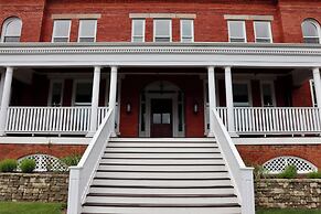 Historic Red Rooster Inn