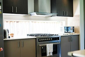 StayAU Spacious Stay Point Cook