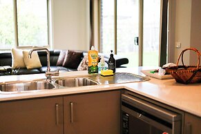 StayAU Spacious Stay Point Cook