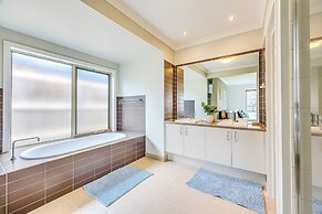 StayAU Spacious Stay Point Cook