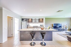 StayAU Spacious Stay Point Cook