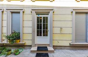 Urban Scene - Free Parking