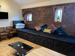 Contractor Bookers at Infinity Apartments