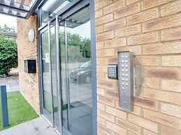 Apartment in Milton Keynes Near Canary Karaoke