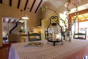 Marvelous Holiday Home in Issac With Swimming Pool