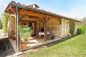 Marvelous Holiday Home in Issac With Swimming Pool