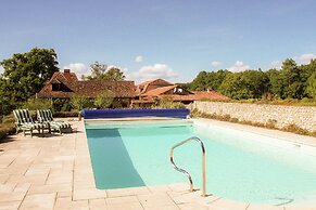 Marvelous Holiday Home in Issac With Swimming Pool