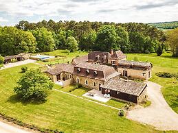 Marvelous Holiday Home in Issac With Swimming Pool