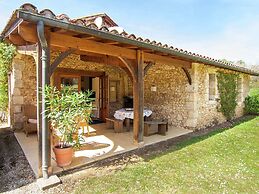 Marvelous Holiday Home in Issac With Swimming Pool
