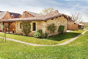 Marvelous Holiday Home in Issac With Swimming Pool