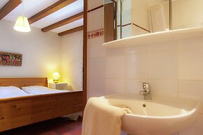 Marvelous Holiday Home in Issac With Swimming Pool