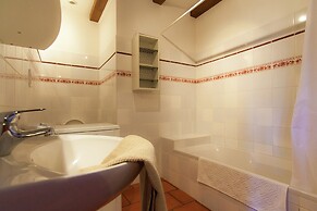 Marvelous Holiday Home in Issac With Swimming Pool