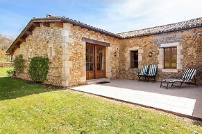 Marvelous Holiday Home in Issac With Swimming Pool