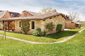 Marvelous Holiday Home in Issac With Swimming Pool