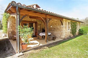 Marvelous Holiday Home in Issac With Swimming Pool