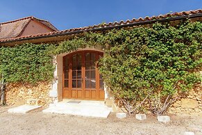 Marvelous Holiday Home in Issac With Swimming Pool